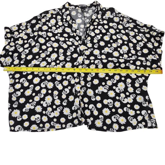 Skulls and Daisies Button Up Shirt Hot Topic Size Medium Jrs Oversized Fit - Picture 6 of 8